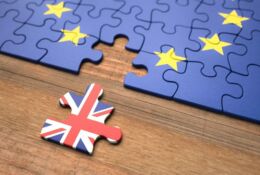 obrazek dekoracyjny przedstawiający puzzle unijne z odłączonym puzzlem z flagą brytyjską