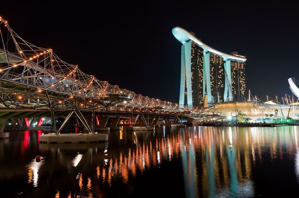Na obrazku znajduje się podświetlony most w Singapurze