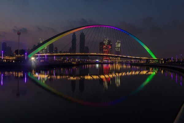 Zdjęcie przedstawia podświetlony most w dubaju