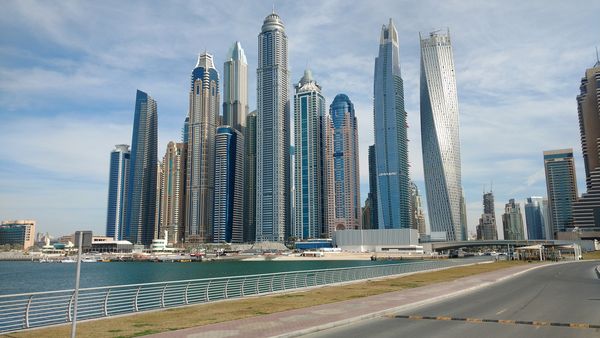 Zdjęcie przedstawia wieżowce w Dubaju
