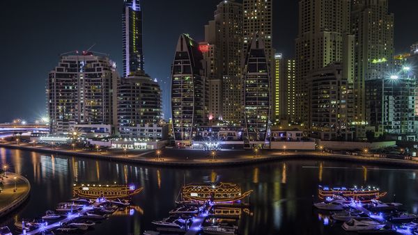 Zdjęcie dekoracyjne przedstawiające wieżowce w Dubaju nocą