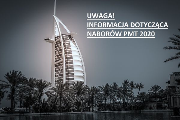 Na zdjęciu widnieje tekst "Uwaga! Informacja dotycząca naborów PMT 2020" na tle wieżowca