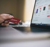 zdjęcie karty kredytowej i ekranu laptopa