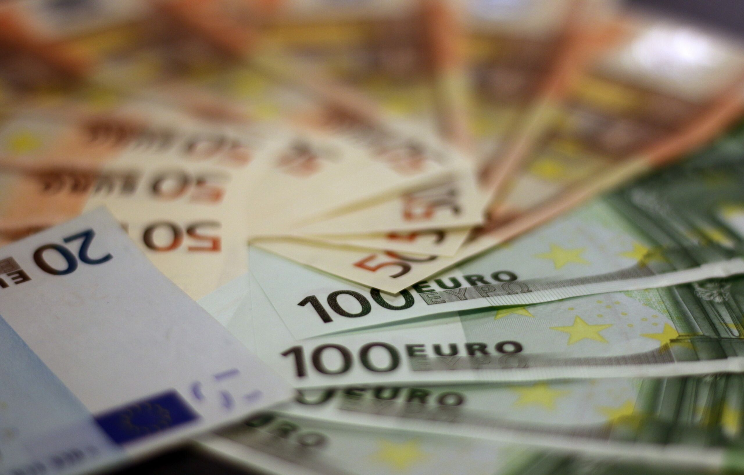 Ilustracja - banknoty euro