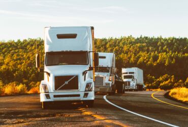 Zdjęcie przedstawiające samochody ciężarowe; logistyka transportu