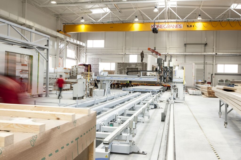 The prefabricated elements are made using the most modern machines - the Hundegger CNC and the Weinmann production line