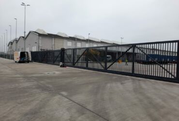 Commercial sliding gate