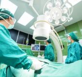 obrazem przedstawia salę operacyjną w trakcie zabiegu