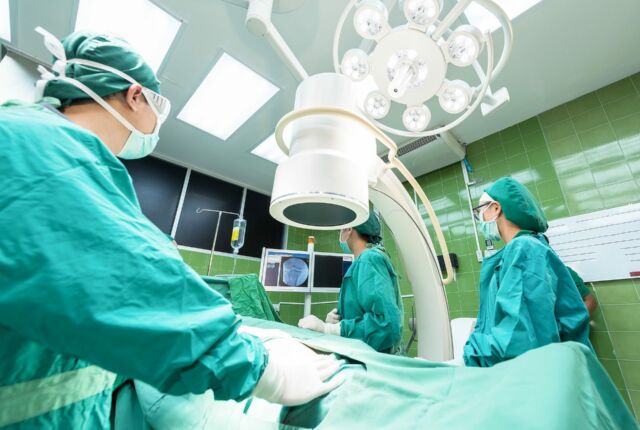 obrazem przedstawia salę operacyjną w trakcie zabiegu