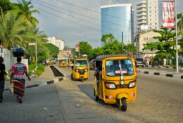 Tuk tuki na ulicy w mieście Lagos, w Nigerii