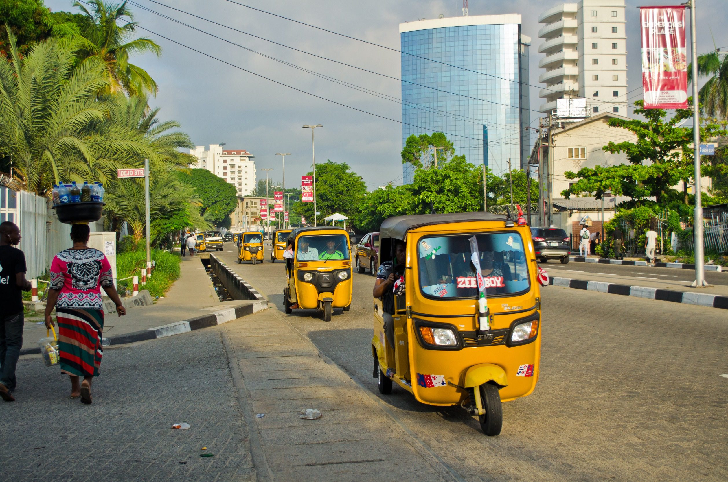 Tuk tuki na ulicy w mieście Lagos, w Nigerii