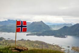 Flaga Norwegii na tle gór
