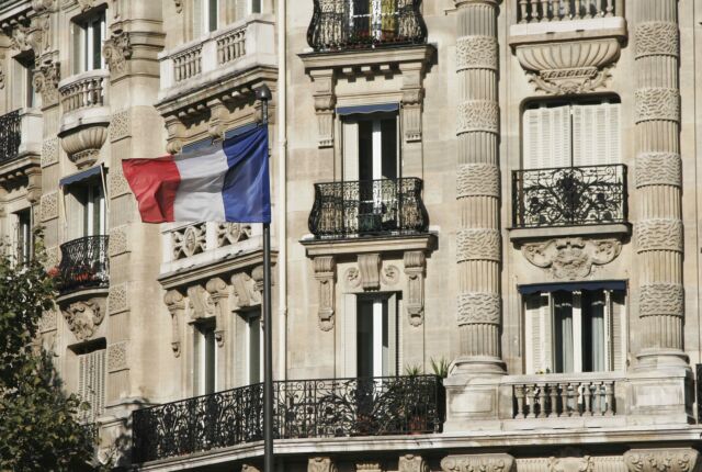 Flaga Francji na tle kamienicy