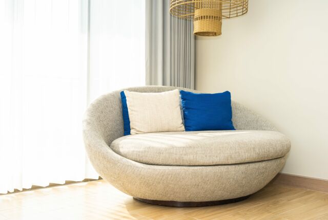 Sofa z poduszkami w pustym pokoju