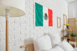 Flaga Meksyku wisząca na ścianie w pokoju