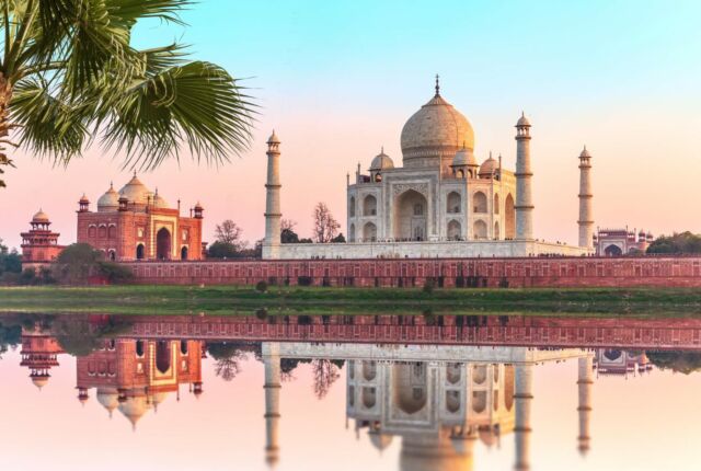 Tadż Mahal w Indiach nad taflą wody
