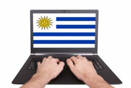 Flaga Urugwaju na ekranie laptopa