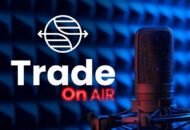 Mikrofon w studiu obok napisu Trade On Air