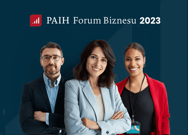 Pracownicy na tle napisu PAIH Forum Biznesu