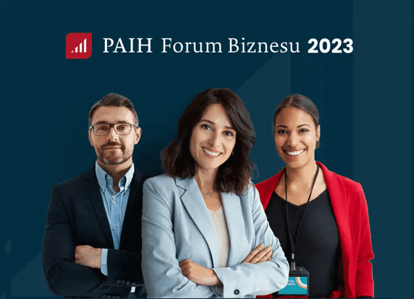 Pracownicy na tle napisu PAIH Forum Biznesu