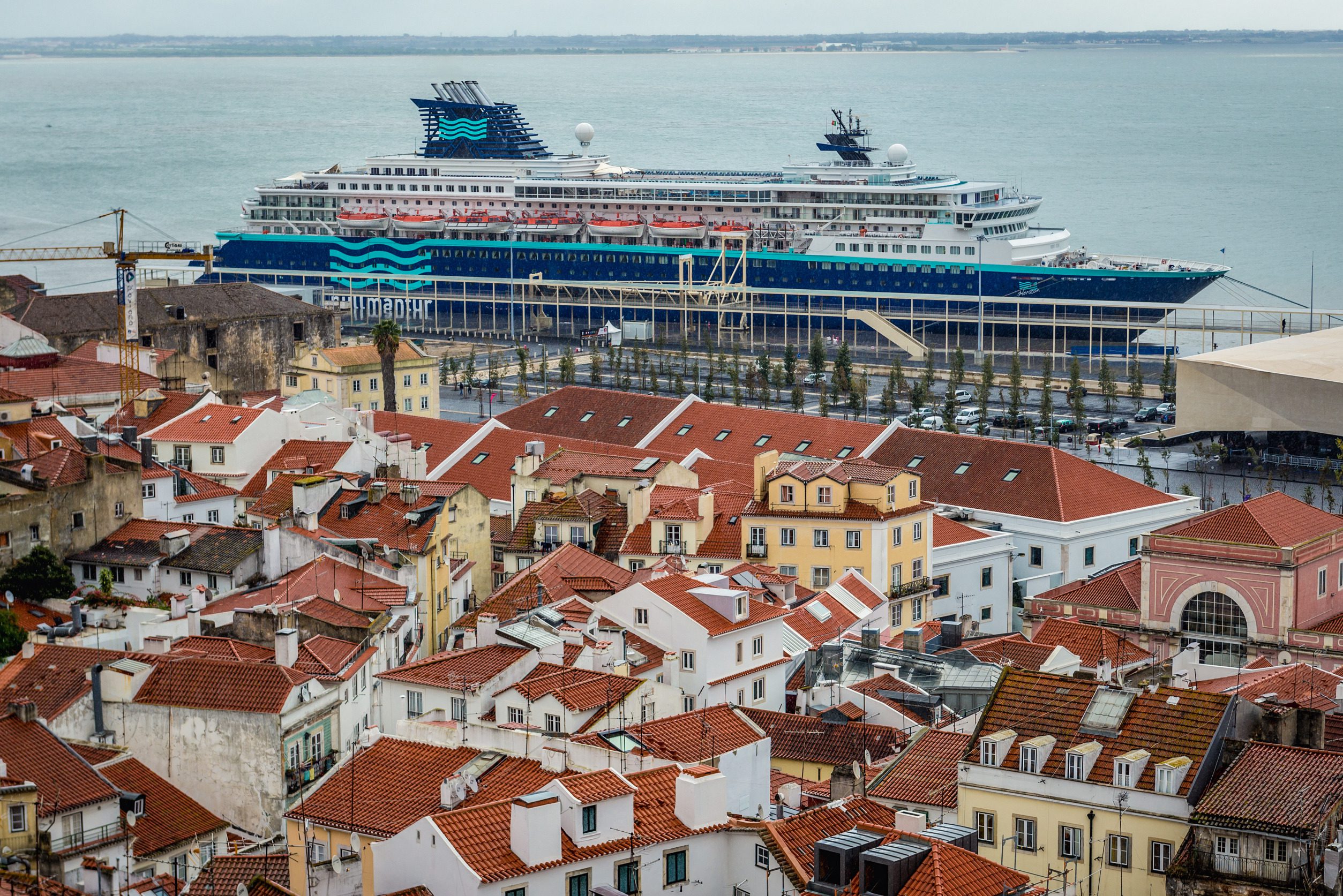 widok znad dachow portugalskiego miasta na zacumowany wielki wycieczkowiec