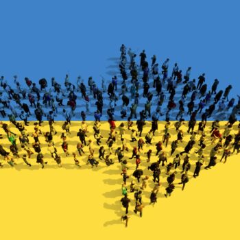 Strzałka uformowana z ludzi na tle flagi ukraińskiej