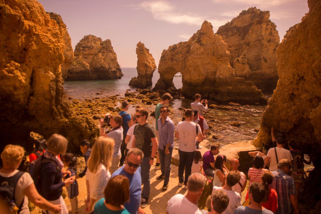 skały u wybraża portugalskiego z dużą ilością turystów