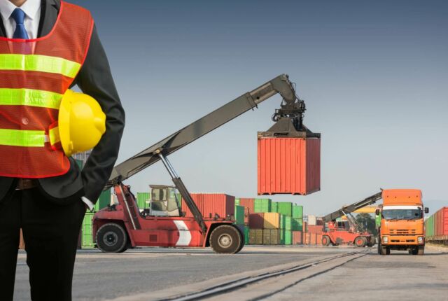 Biznesman w odblaskowej marynarce na cargo