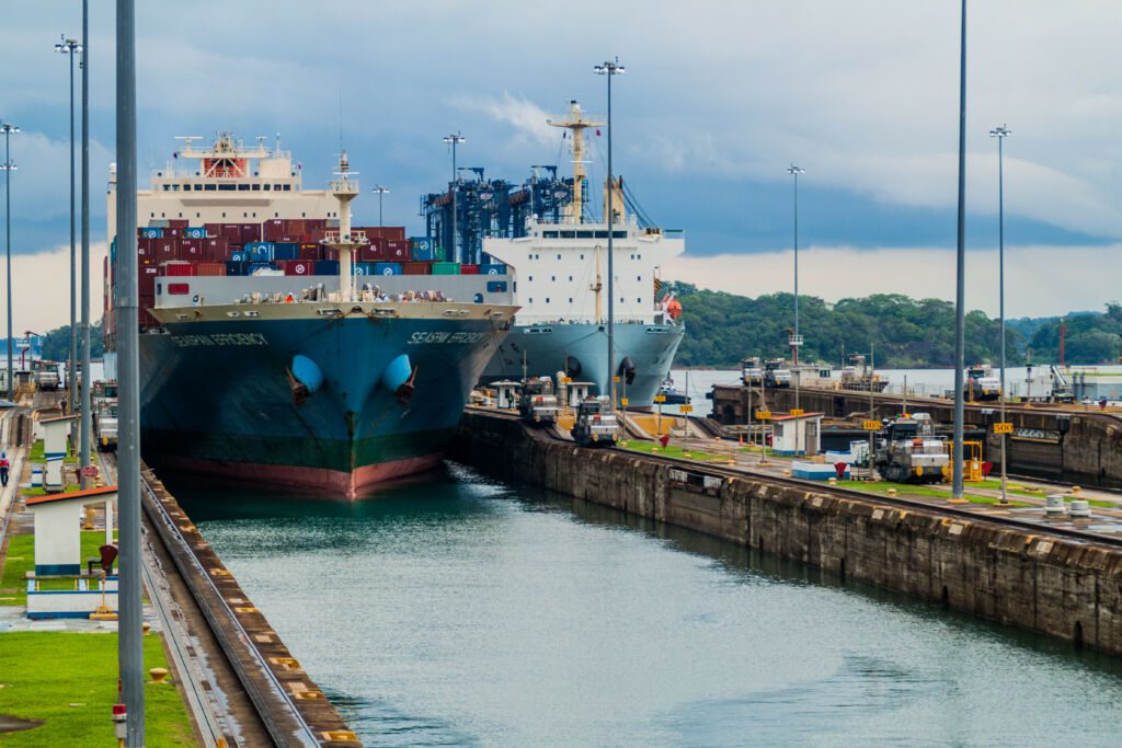 Statek przepływający przez kanał panamski