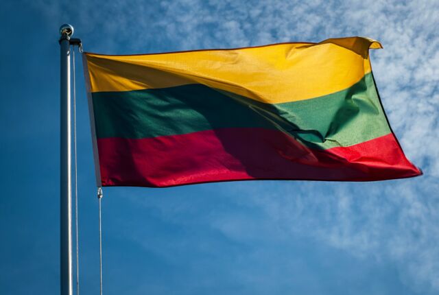 Flaga Litwy na tle nieba