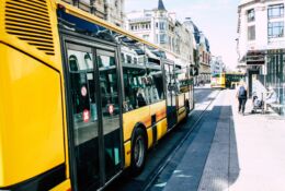 dwa żółte autobusy elektryczne w mieście