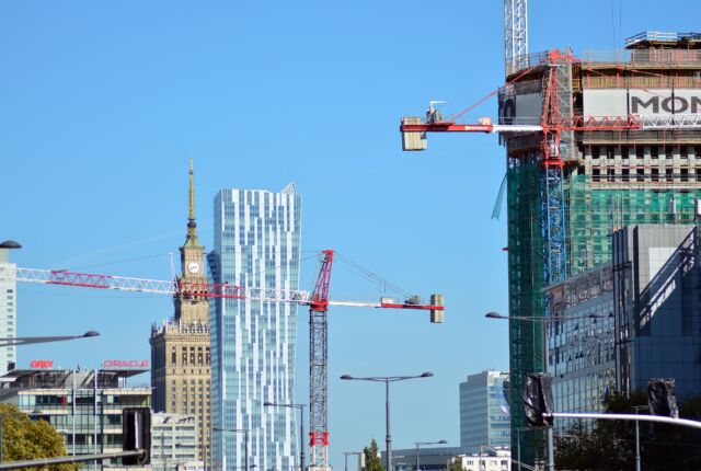 dzwigi budowlane w centrum Warszawy