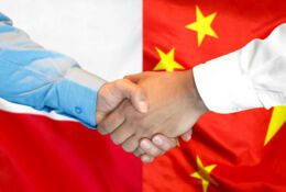 Uścisk dłoni biznesmenów z Polski i Chin