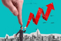 Mężczyzna krzyczy przez megafon.