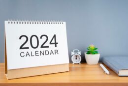 Kalendarz na 2024 stoi na biurku