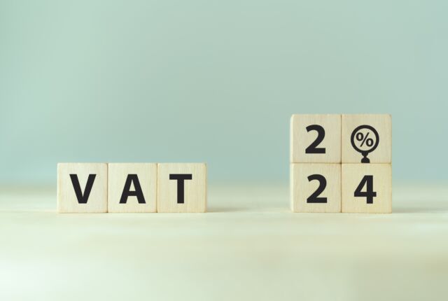 Drewniane klocki z literami układającymi się w VAT 2024