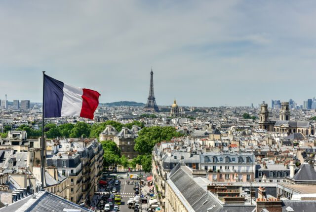 Flaga Francji na tle wieży Eiffla