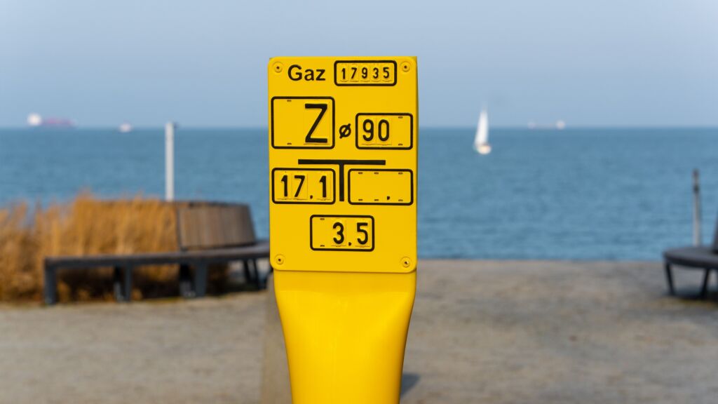 Pipeline orientation sign mounted on a post.