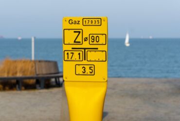 Pipeline orientation sign mounted on a post.