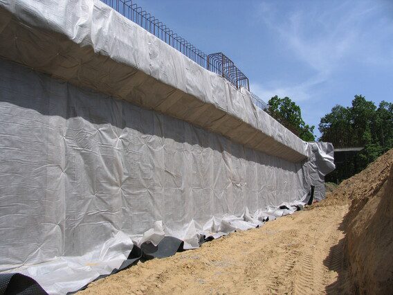 Waterproofing and drainage geocomposite - drainage of bridge abutments