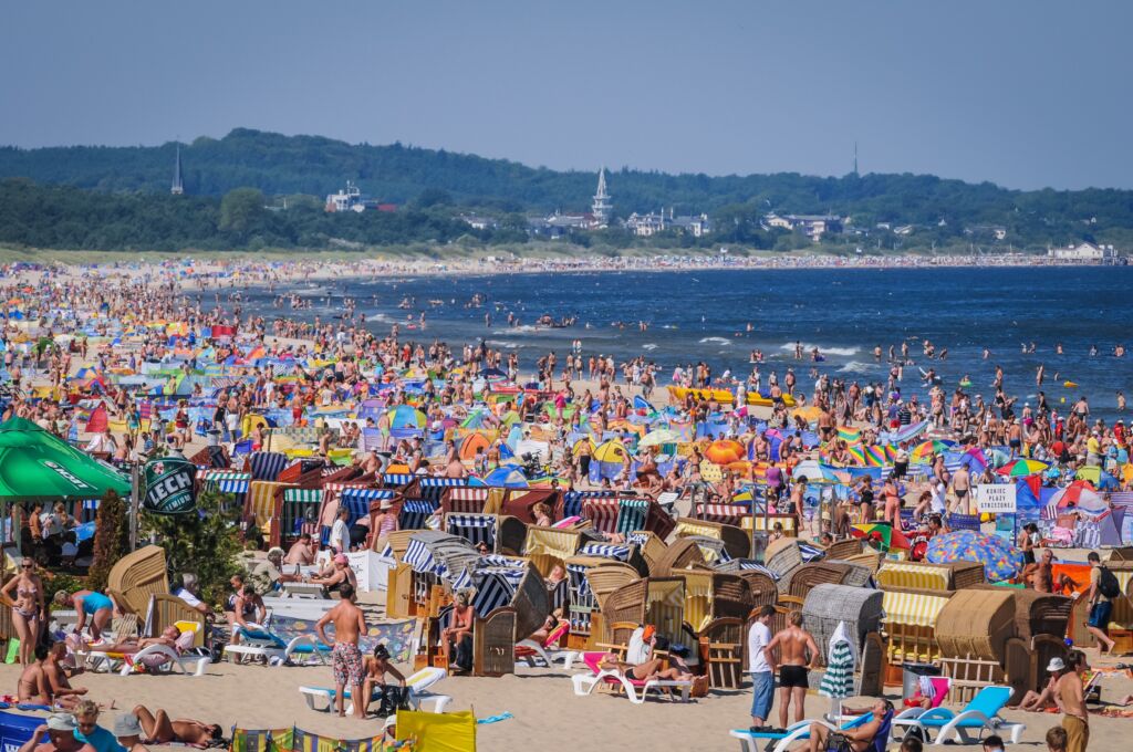 zatłoczona plaża w Swinoujściu