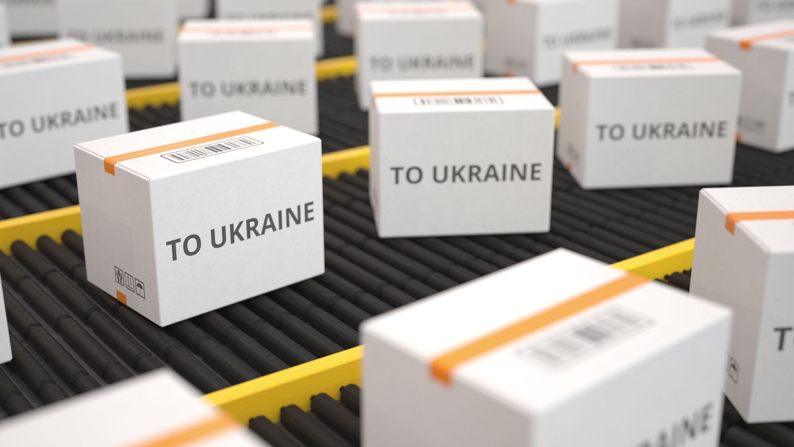 Białe kartony z napisem "To Ukraine"