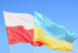 Flaga Polski i Ukrainy na tle nieba