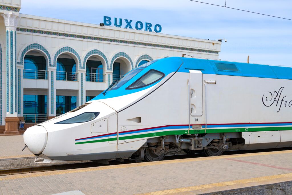 Pociągu talgo 250 afrosiyob, stacja Buchara, Uzbekistan