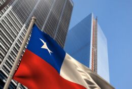 Flaga Chile na tle wieżowców