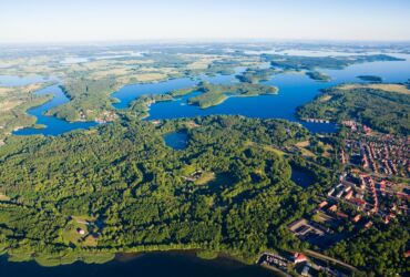 widok z lotu ptaka na Jeziora Mazurskie