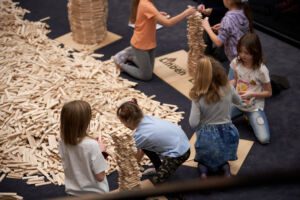 The photo shows a group of children playing in the Linden bricks area.