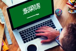 Flaga Arabii Saudyjskiej na monitorze laptopa