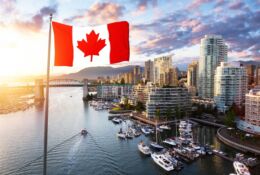 Flaga Kanady wieżowców na brzegu rzeki