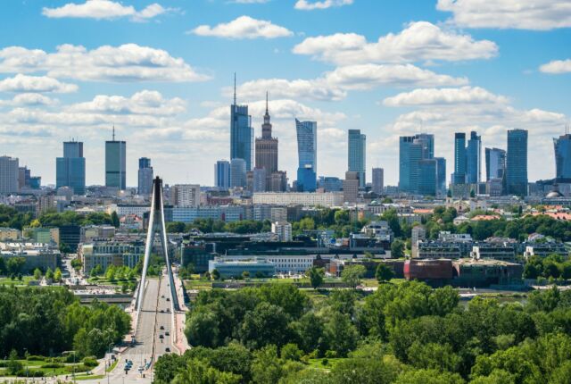 Widok na Most Świętokrzyski i wieżowce w Warszawie, błękitne niebo i chmury